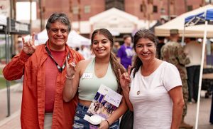 Female spanish student and her parents at welcome week